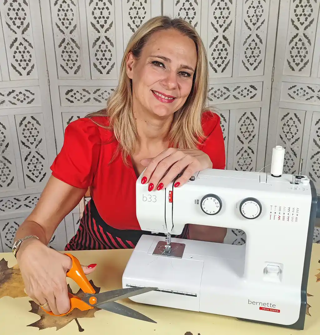 Majoros Zsuzsa, a Varróház KLUB vezetője varrás közben